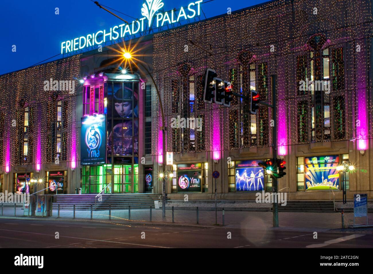 Berlino Friedrichstadt Palast esterno - grande teatro mostra spettacoli per bambini, spettacoli per gli ospiti, galas festival, commedia e film Berlino Germania Foto Stock