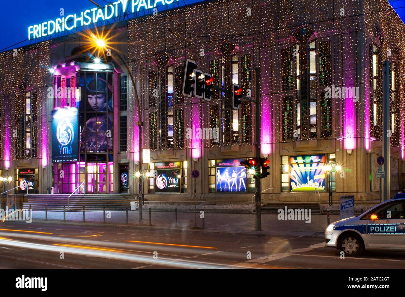 Berlino Friedrichstadt Palast esterno - grande teatro mostra spettacoli per bambini, spettacoli per gli ospiti, galas festival, commedia e film Berlino Germania Foto Stock