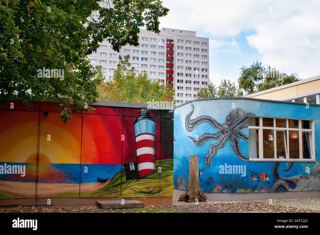 DLRG LV berlin ev bezirk Mitte. Sezione del muro originale di Berlino in mostra fuori dal Museo Märkisches (Marcher), Mitte, Berlino, Germania, Europa Foto Stock