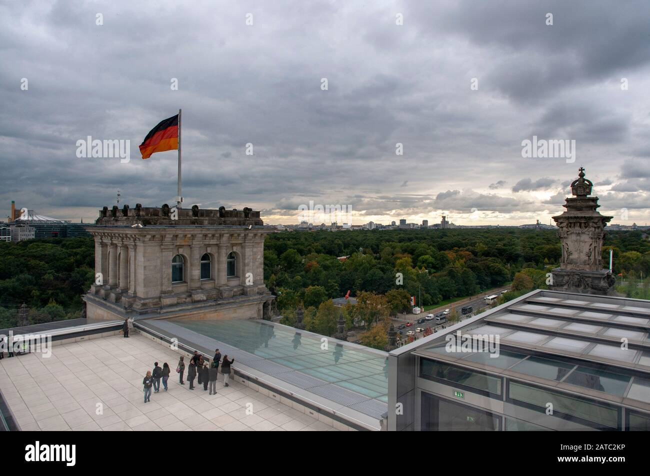 Vista del quartiere governativo di Berlino dal tetto del famoso edificio del Reichstag e della Paul Lobe Haus al crepuscolo, Berlino, Germania Foto Stock