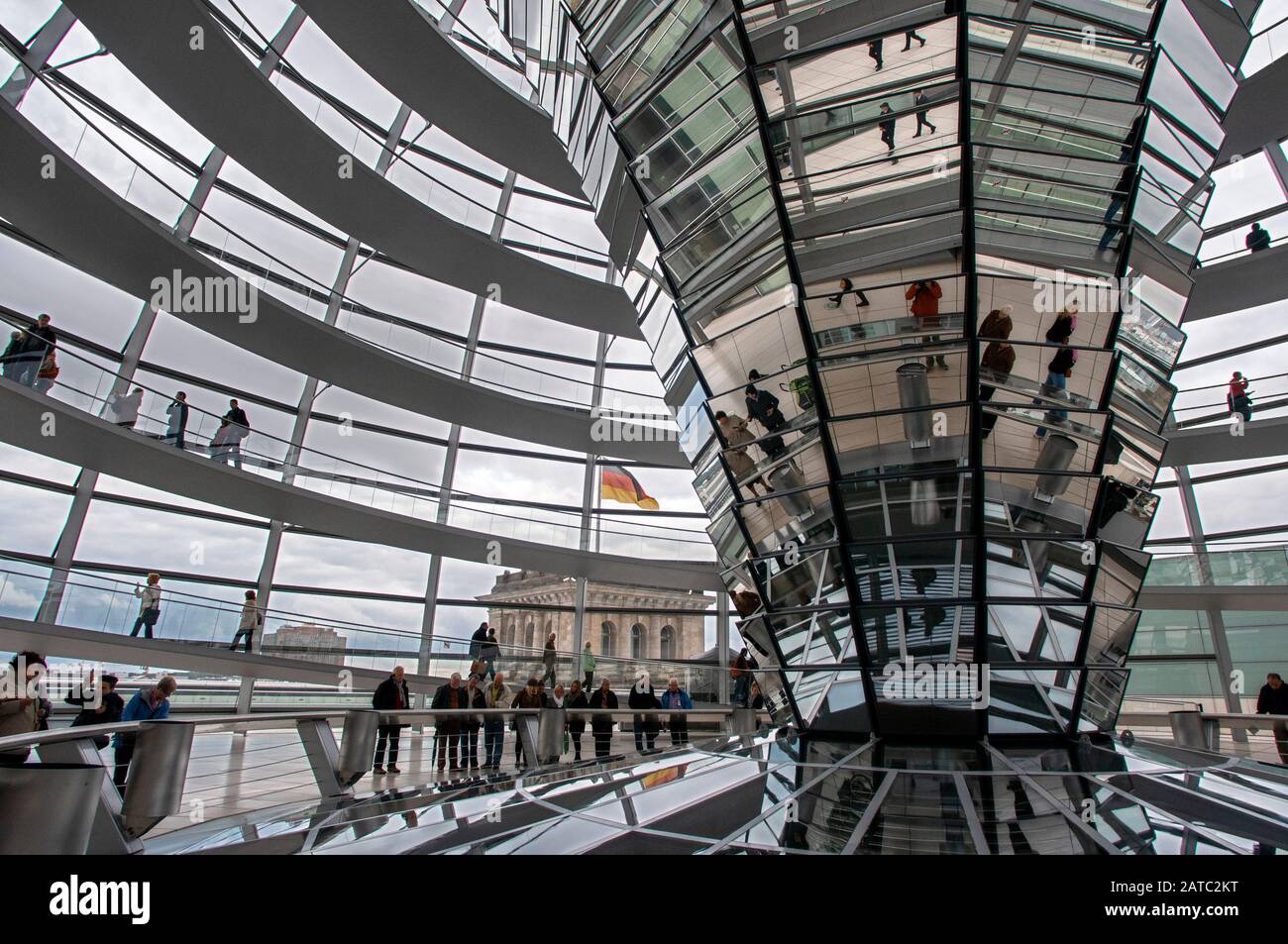 Visualizzazione classica del moderno Berlin quartiere governativo con il suo famoso Reichstag e Paul Lobe Haus in Twilight, Berlino, Germania Foto Stock