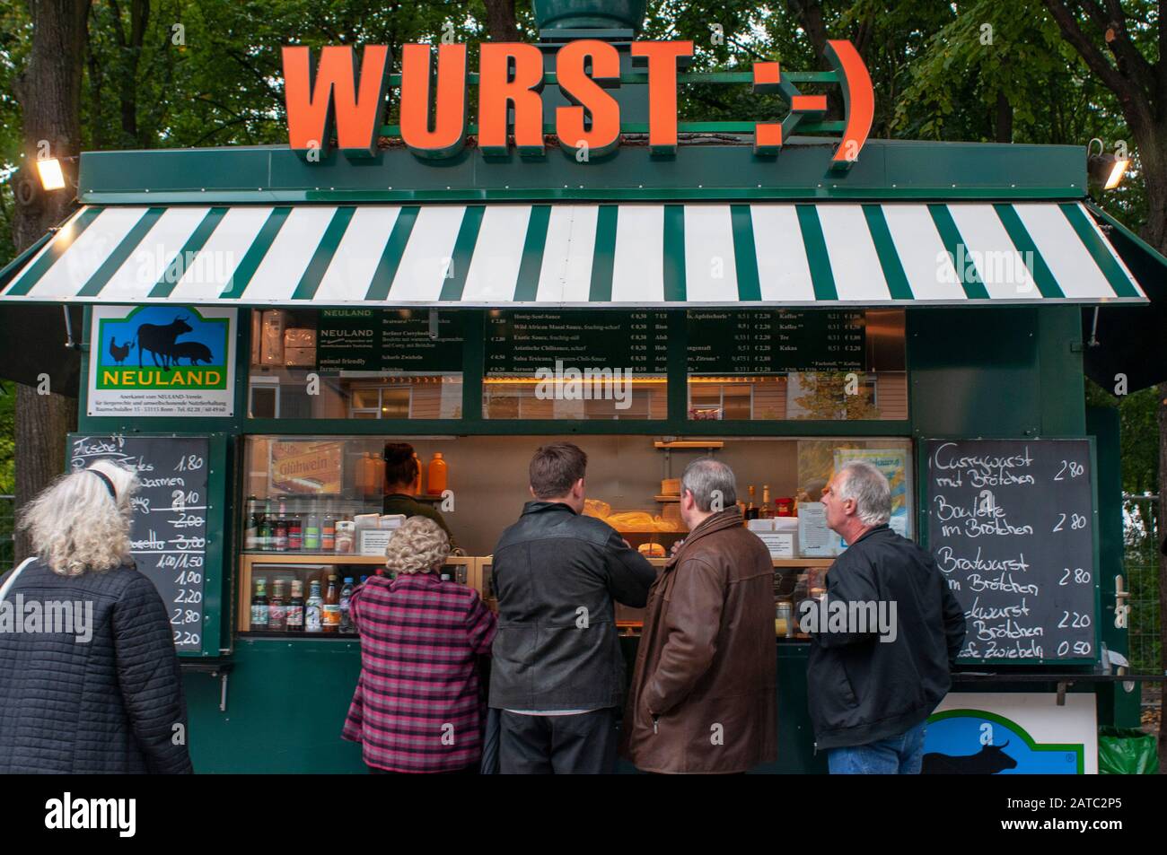 WURST, SALSICCE E BIRRA IN UN BIERGARTEN, TIERGARTEN, BERLINO, GERMANIA. I giardini della birra sono più comuni a Monaco, dove è possibile visitare il nonno di un Foto Stock