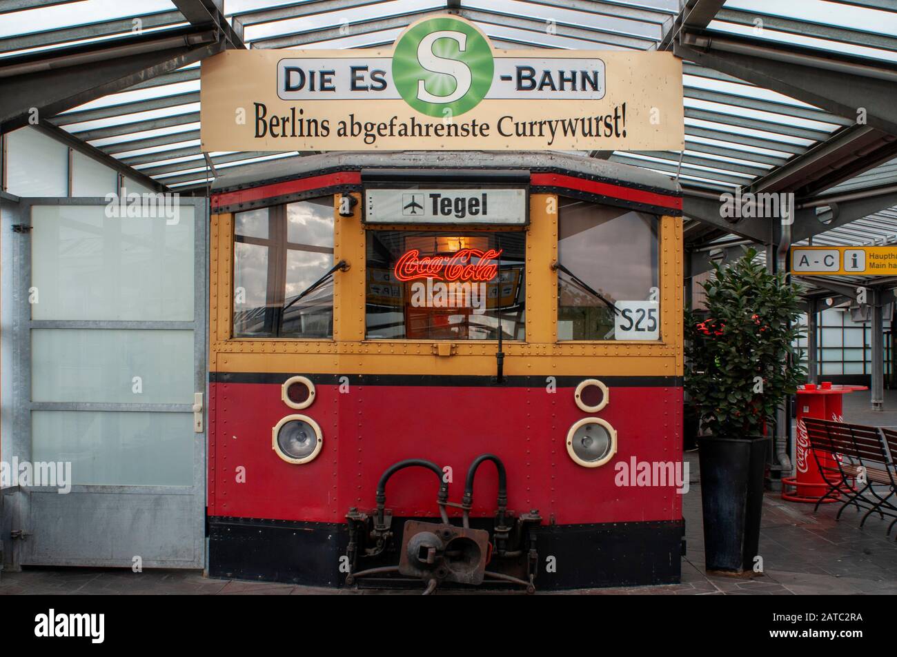 Vecchio cambio di tram nel bar caffetteria Tegel aeroporto di Berlino Germania Foto Stock