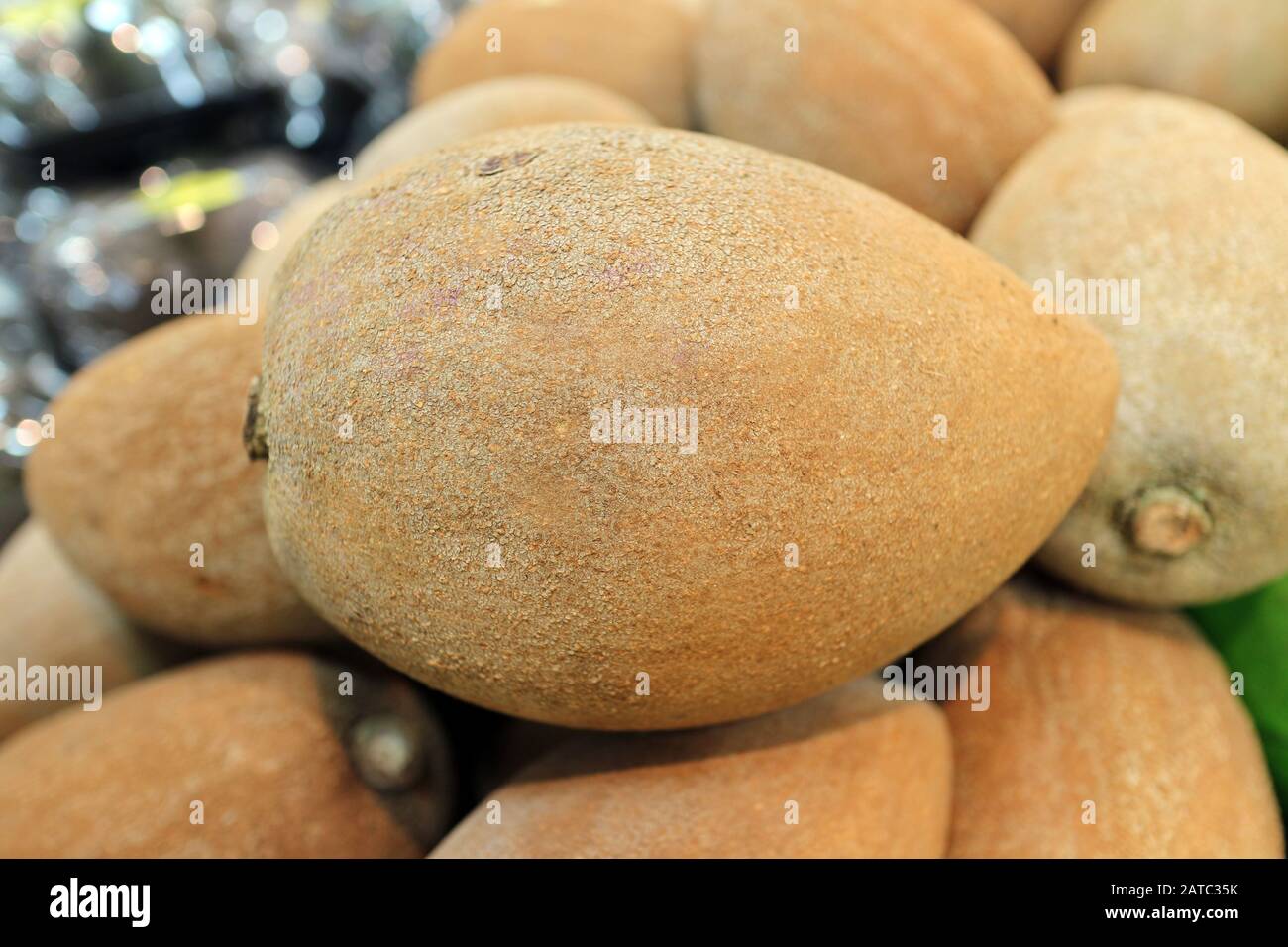 Un gruppo di frutta sapote al mercato Foto Stock