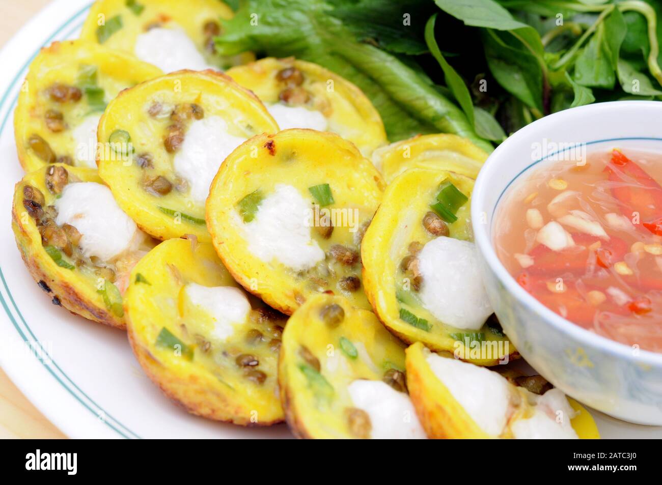 Vietnamita vegetariano piccolo grlicdle frittelle su piatto Foto Stock