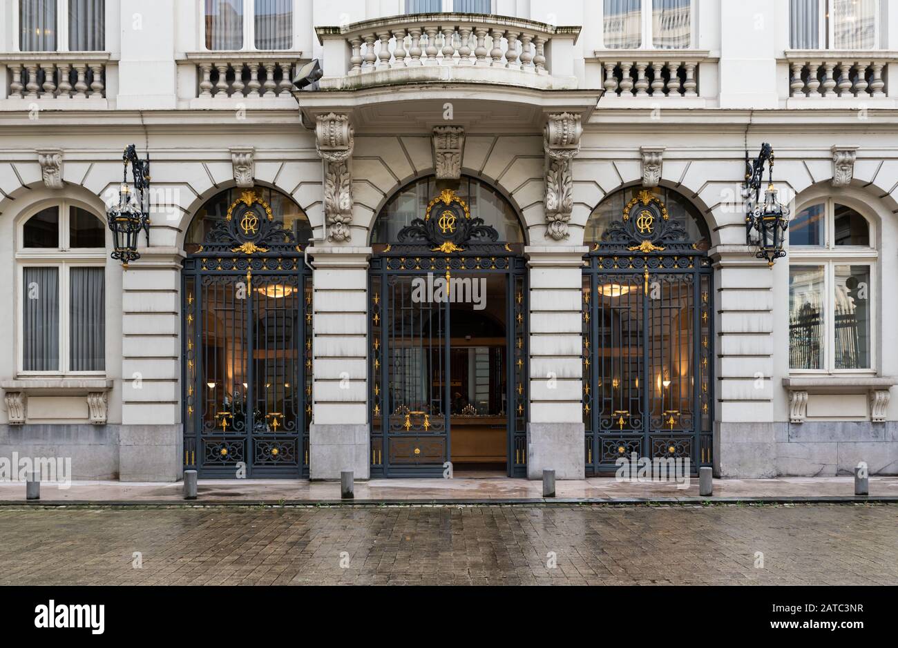 Centro storico di Bruxelles, Regione capitale di Bruxelles / Belgio - 12 20 2019: Ingresso neoclassico e facciata della Corte dei conti del Belgio Foto Stock