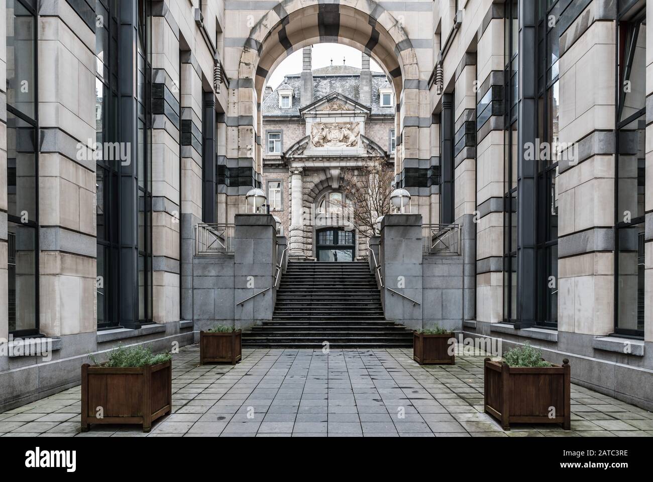 Centro storico di Bruxelles, Brussels12 20 2019: Vicolo pedonale e scale chiamato Vierheemskinderenstraat - Rue des Quatre Fils Aymon Foto Stock