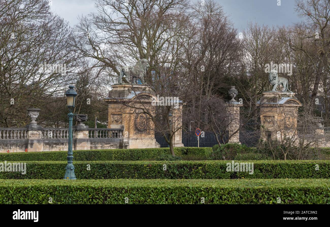 Città vecchia di Bruxelles, regione capitale di Bruxelles / Belgio - 12 20 2019: Verde fogliame e il Palazzo reale del Belgio sullo sfondo Foto Stock