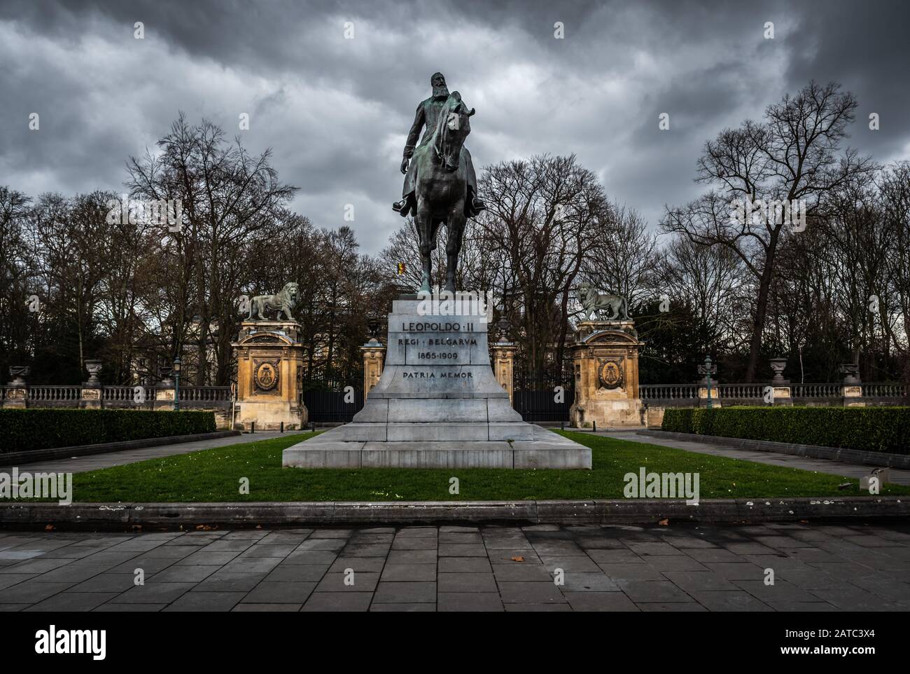 Città vecchia di Bruxelles, regione capitale di Bruxelles / Belgio - 12 20 2019: Statua di Leopoldo II, ex re del Belgio e dintorni del palazzo reale con mo Foto Stock