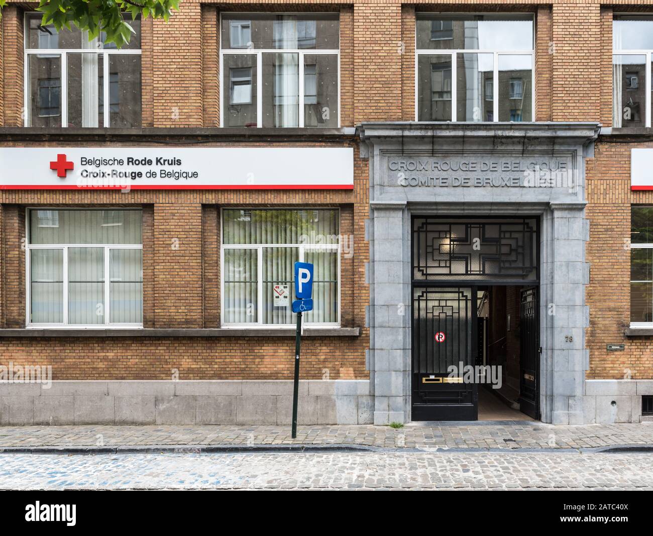 Centro storico di Bruxelles / Belgio - 06 07 2019: Sede della Croce Rossa di Bruxelles, facciata rettangolare Foto Stock