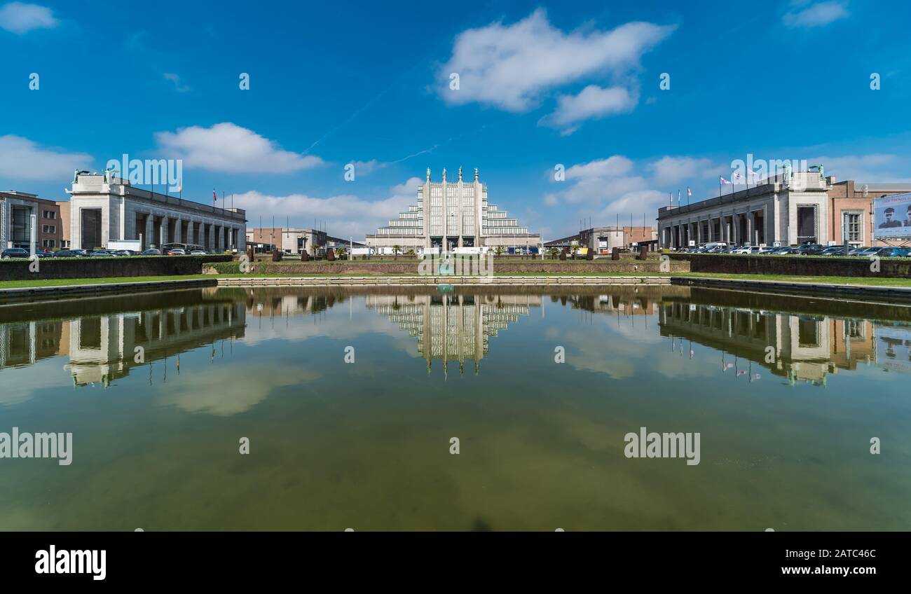 Laeken, Bruxelles / Belgio - 03 25 2016: L'edificio dell'Expo 5 si riflette nella fontana con pochi visitatori sullo sfondo Foto Stock