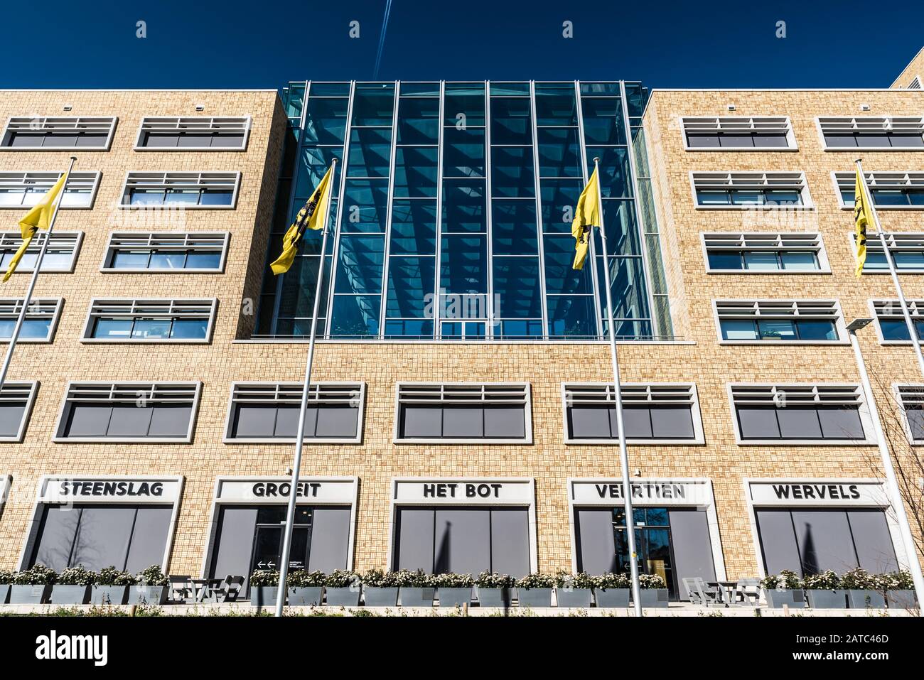 Laeken, Bruxelles / Belgio - 02 25 2019: Moderna facciata rettangolare dell'edificio Herman Teirlinck, l'ufficio amministrativo principale del Flem Foto Stock