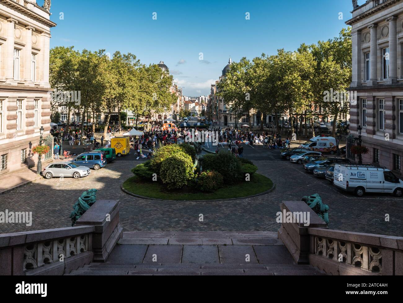 Saint-Gilles, capitale di Bruxelles / Belgio - 09 07 2019: Vista panoramica sulla città di Saint Gilles nella piazza del municipio Foto Stock