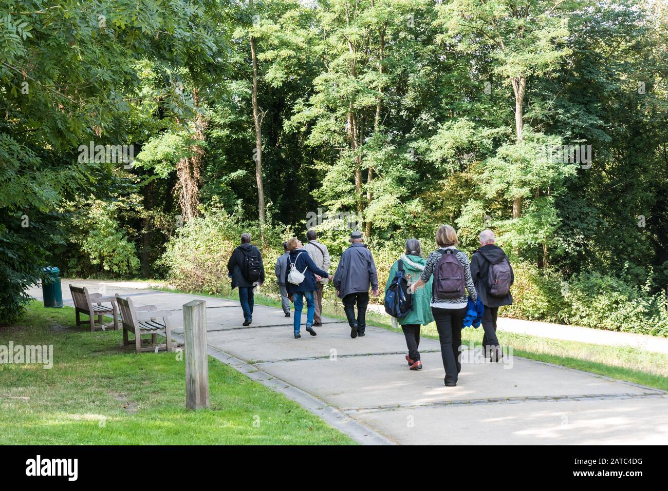 Saint-Gilles, capitale di Bruxelles / Belgio - 09 07 2019: Il parco cittadino di Duden con un piccolo gruppo di pedoni seguendo una guida locale Foto Stock