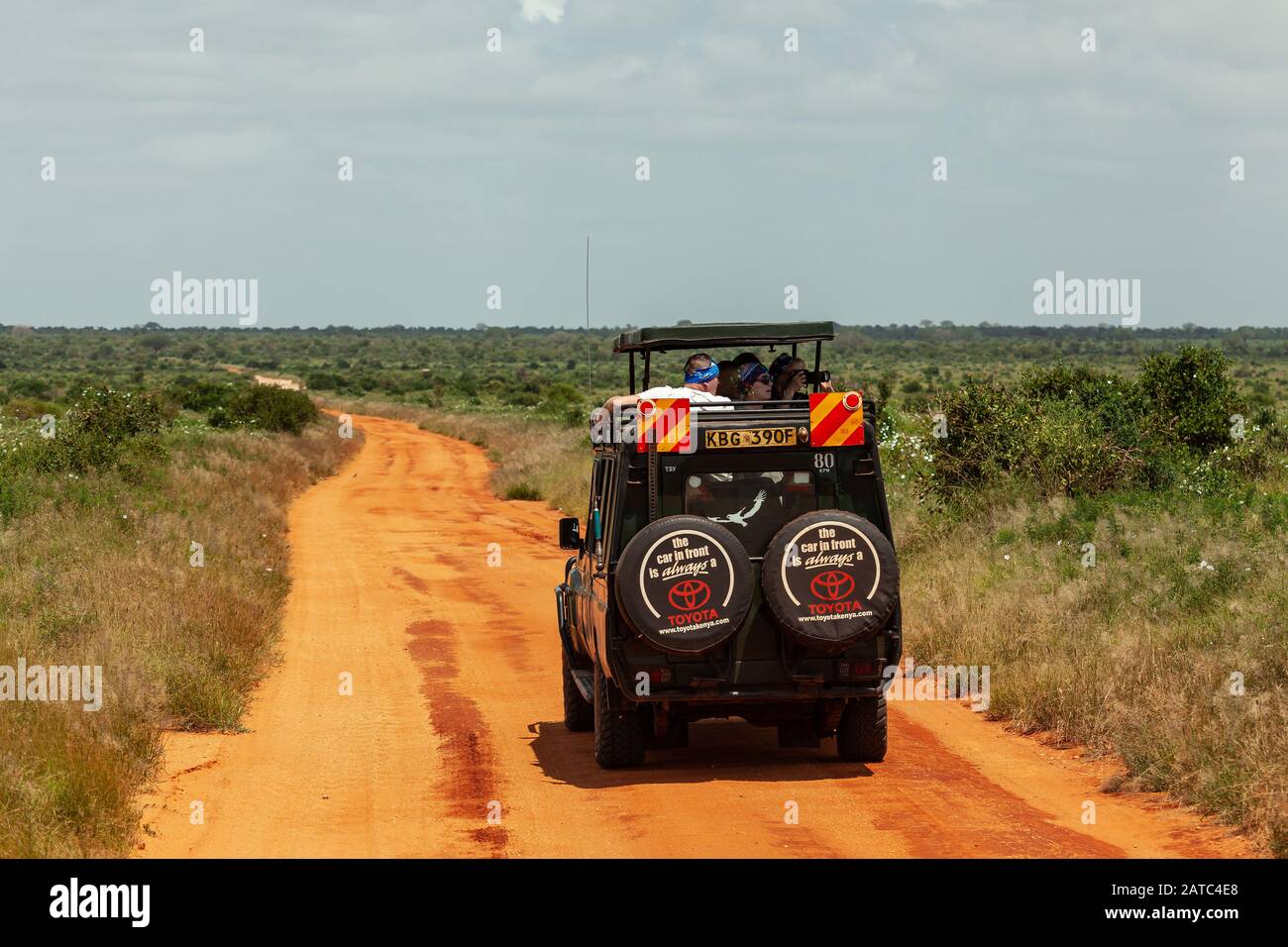 Jeep in un safari con i visitatori che guardano la fauna selvatica - Tsavo Est (Kenya) Foto Stock