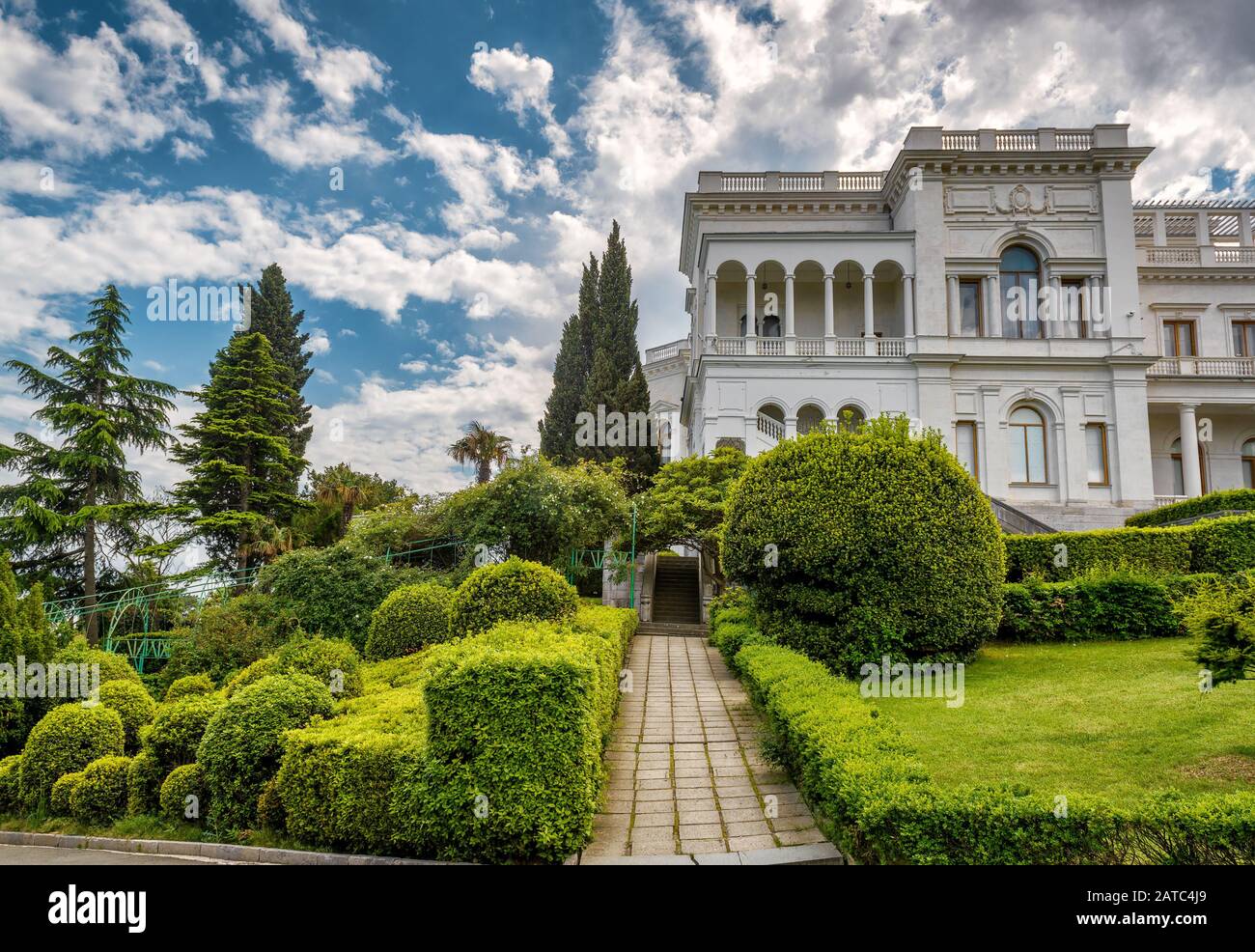Yalta, RUSSIA - 17 MAGGIO 2016: Palazzo Livadia in Crimea. Livadia Palace è stato un rifugio estivo dell'ultimo zar russo, Nicholas II La Conferenc Di Yalta Foto Stock
