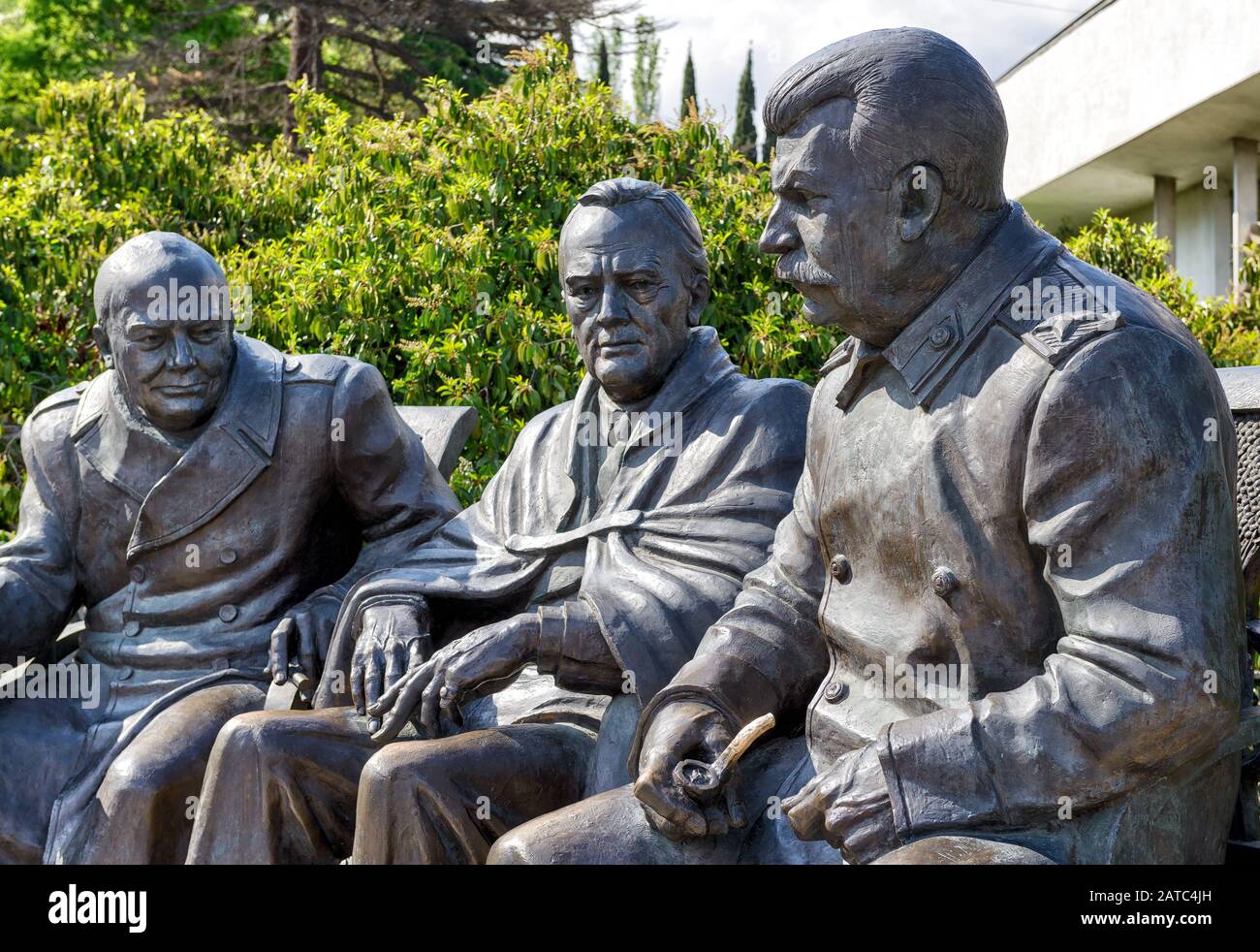 Livadia, RUSSIA - 17 MAGGIO 2016: Leader sovietico Stalin con Churchill e Roosevelt. Statua di Zurab Tsereteli nel Palazzo Livadia, Crimea, Russia. Th Foto Stock