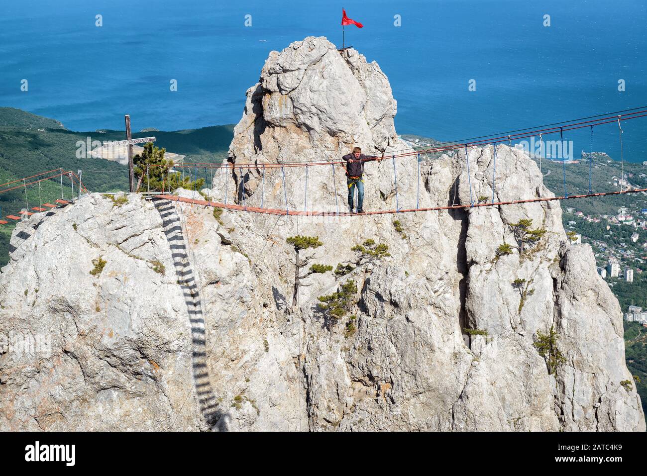 Crimea, RUSSIA - 19 MAGGIO 2016: Passeggiata turistica sul ponte di corda sul Monte ai-Petri. Ai-Petri è una delle montagne più alte della Crimea e del touris Foto Stock