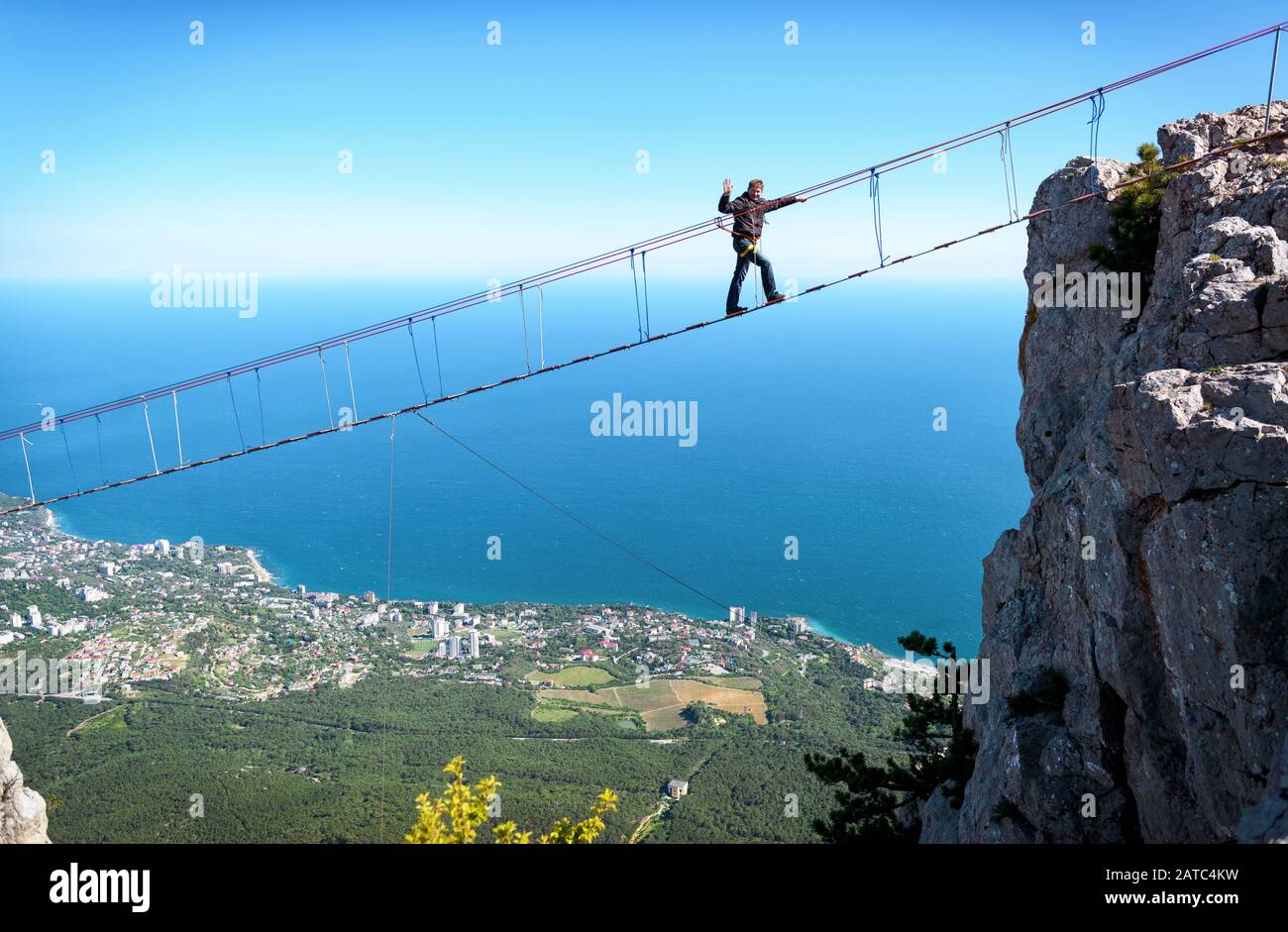 Crimea, RUSSIA - 19 MAGGIO 2016: Passeggiata turistica sul ponte di corda sul Monte ai-Petri. Ai-Petri è una delle montagne più alte della Crimea e del touris Foto Stock