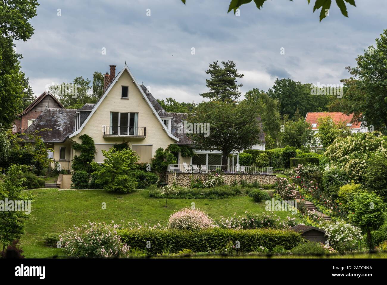 Uccle, Bruxelles / Belgio - 06 14 2019: Casa di campagna di lusso con un grande giardino verde e terrazza Foto Stock