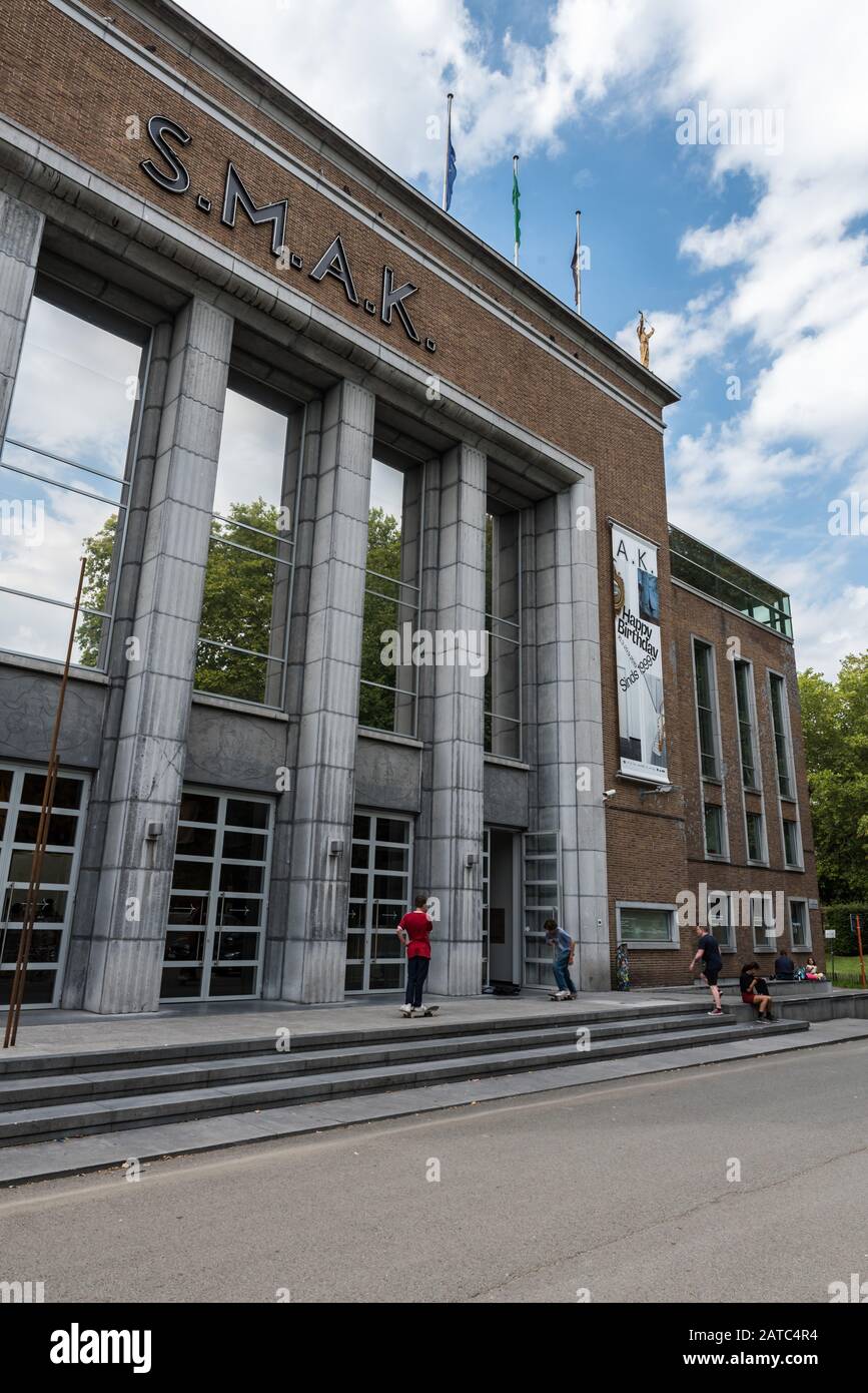 Gand, Fiandre / Belgio - 09 02 2019: Facciata del museo cittadino di arte contemporanea Foto Stock