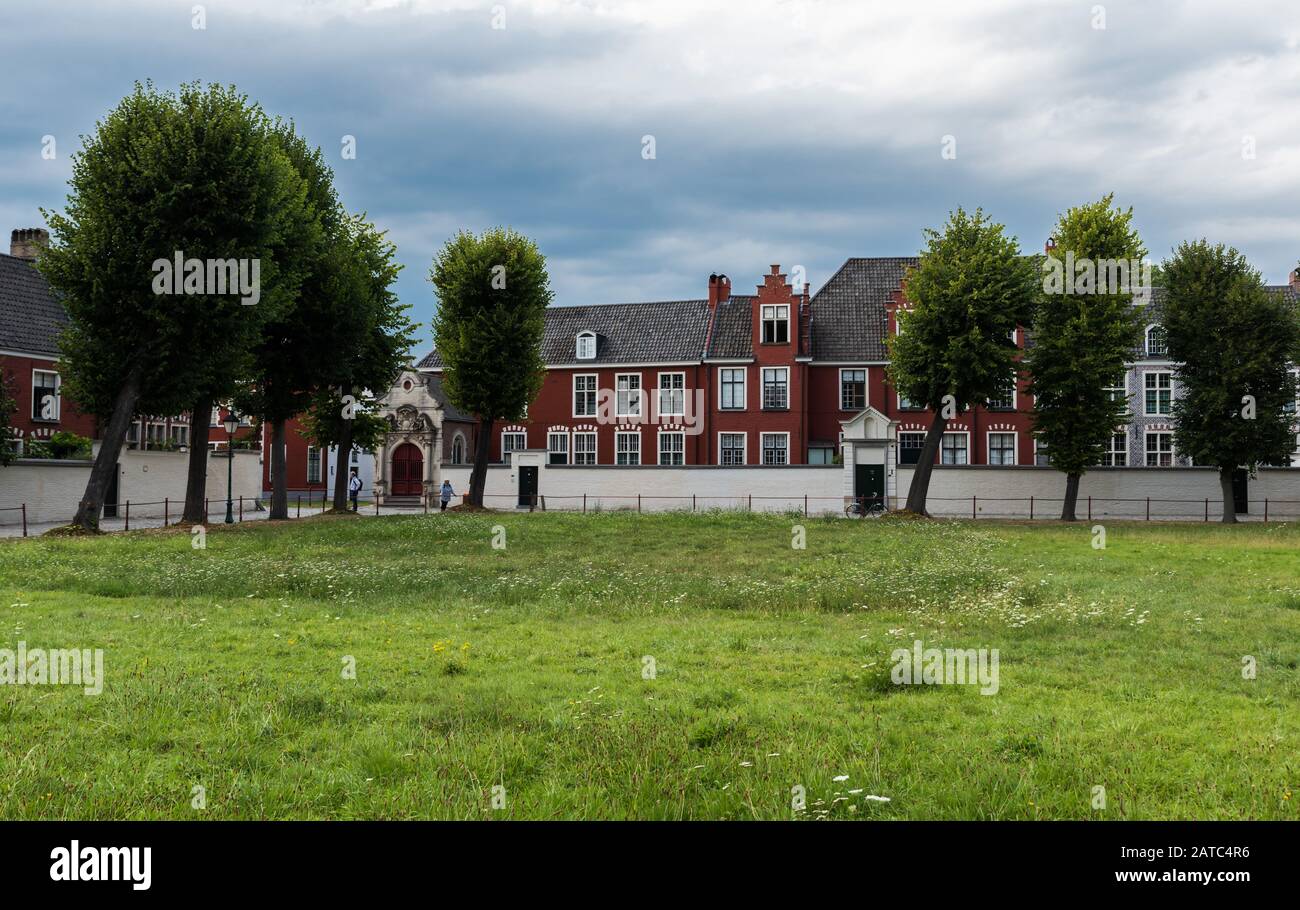 Gand, Fiandre / Belgio - 09 02 2019: Nostra-Lady Ter Hooyen piccolo beguinage con case medievali, ciottoli percorsi a piedi e giardini Foto Stock