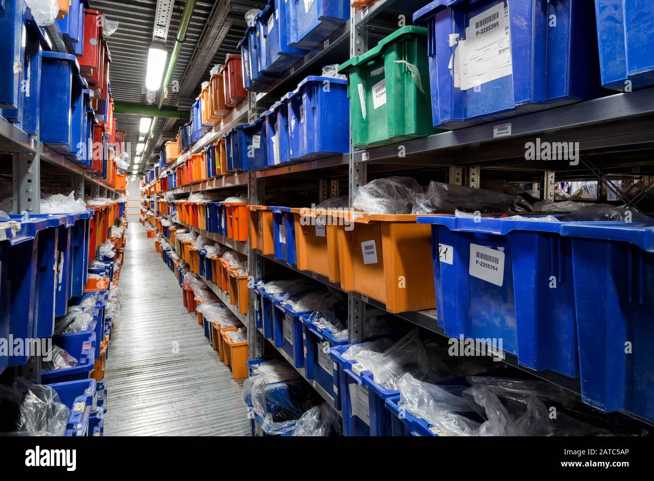 Mosca - 18 marzo 2016: Molte merci si trovano nel grande magazzino. Mosca è una città moderna con infrastrutture logistiche ben sviluppate. Foto Stock