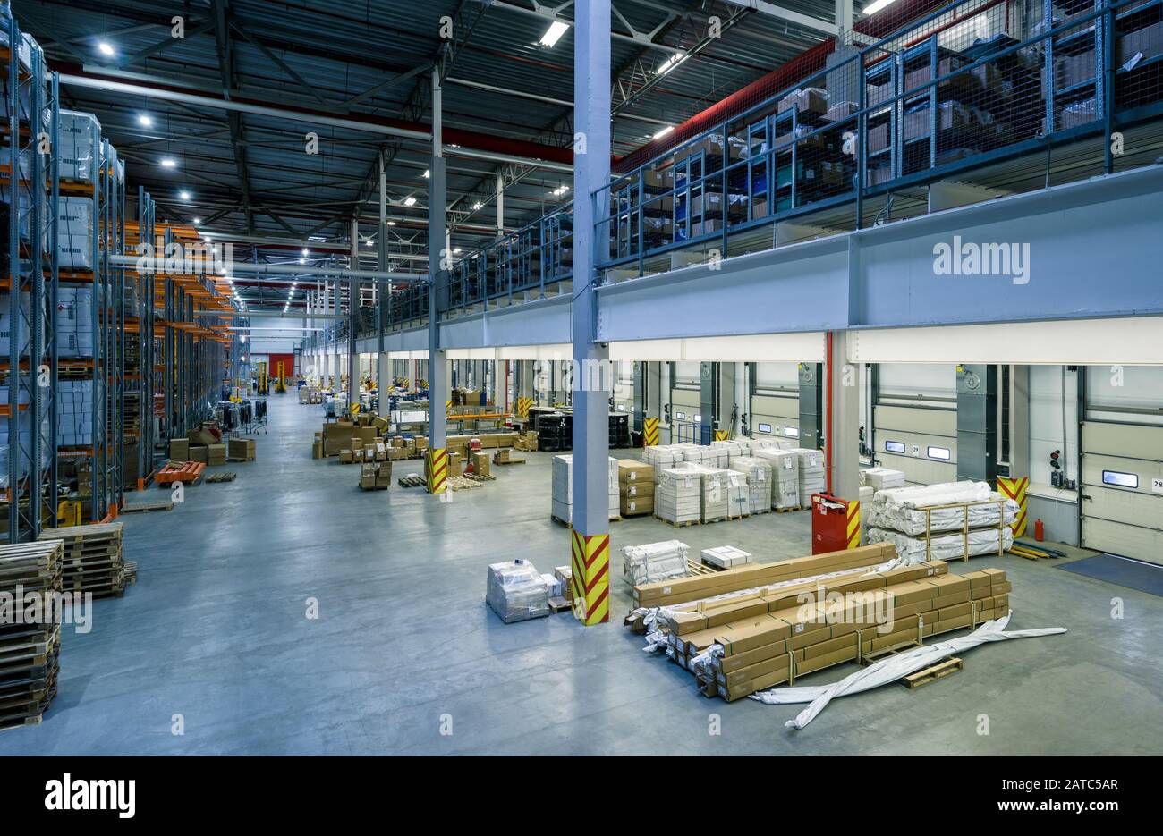 Mosca - 18 marzo 2016: I prodotti industriali sono nel grande magazzino vicino al cancello, pronti per il carico. Mosca è una città moderna con log ben sviluppato Foto Stock