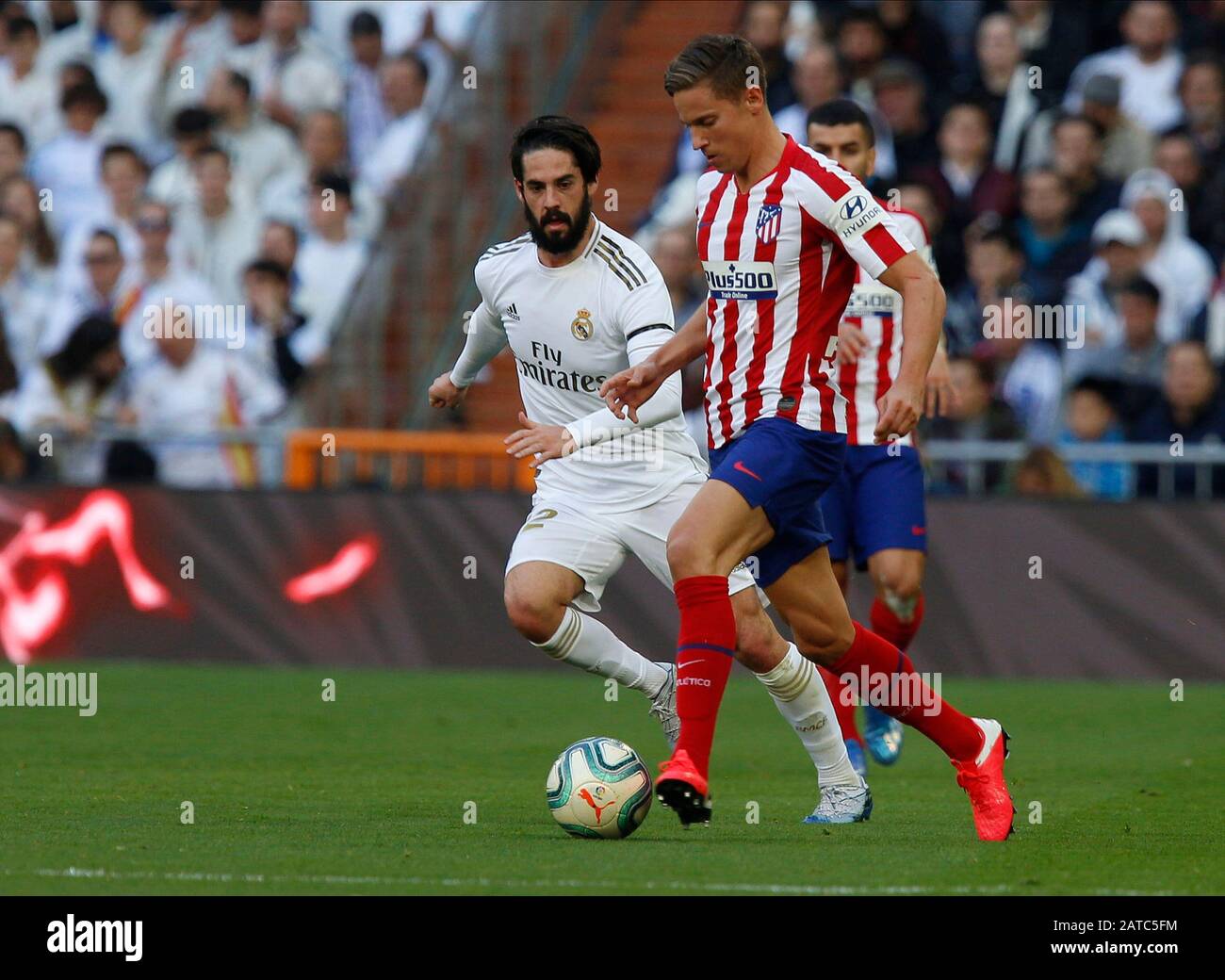 Marcos Llorente dell'Atletico de Madrid e Isco Alarcon del Real Madrid CF  sono visti in azione durante la partita spagnola la Liga 22 tra il Real  Madrid e l'Atletico de Madrid allo