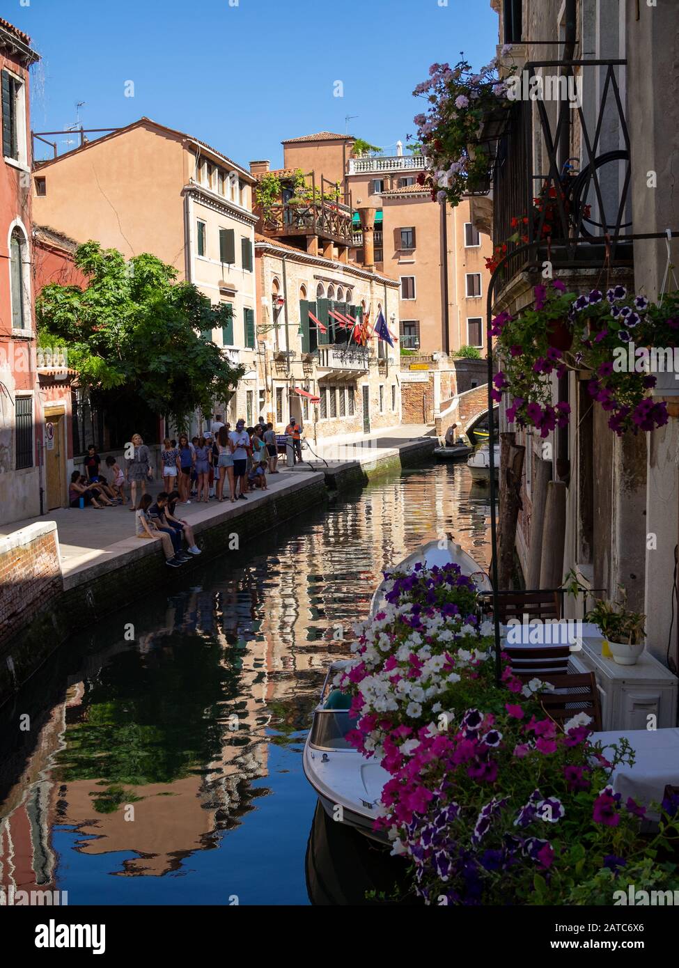 Gondola ormeggiata in un piccolo canale a Venezia Foto Stock