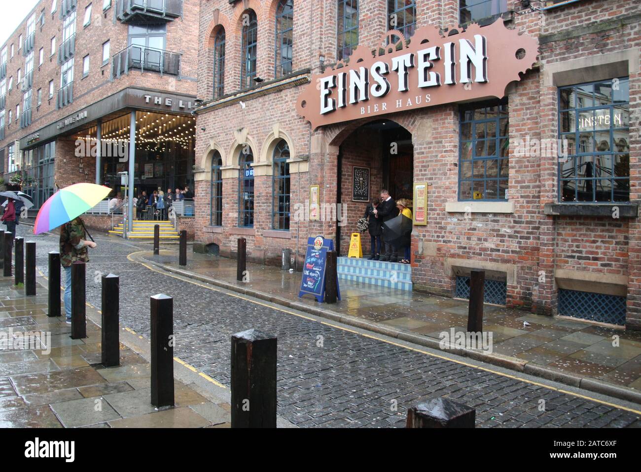 Strada e vecchio edificio di fabbrica, ora un pub e casa di festa chiamato „Einstein". Situato in Fleet Street in Concert Square, Cavern Quarter, Liverpool, Regno Unito. Foto Stock