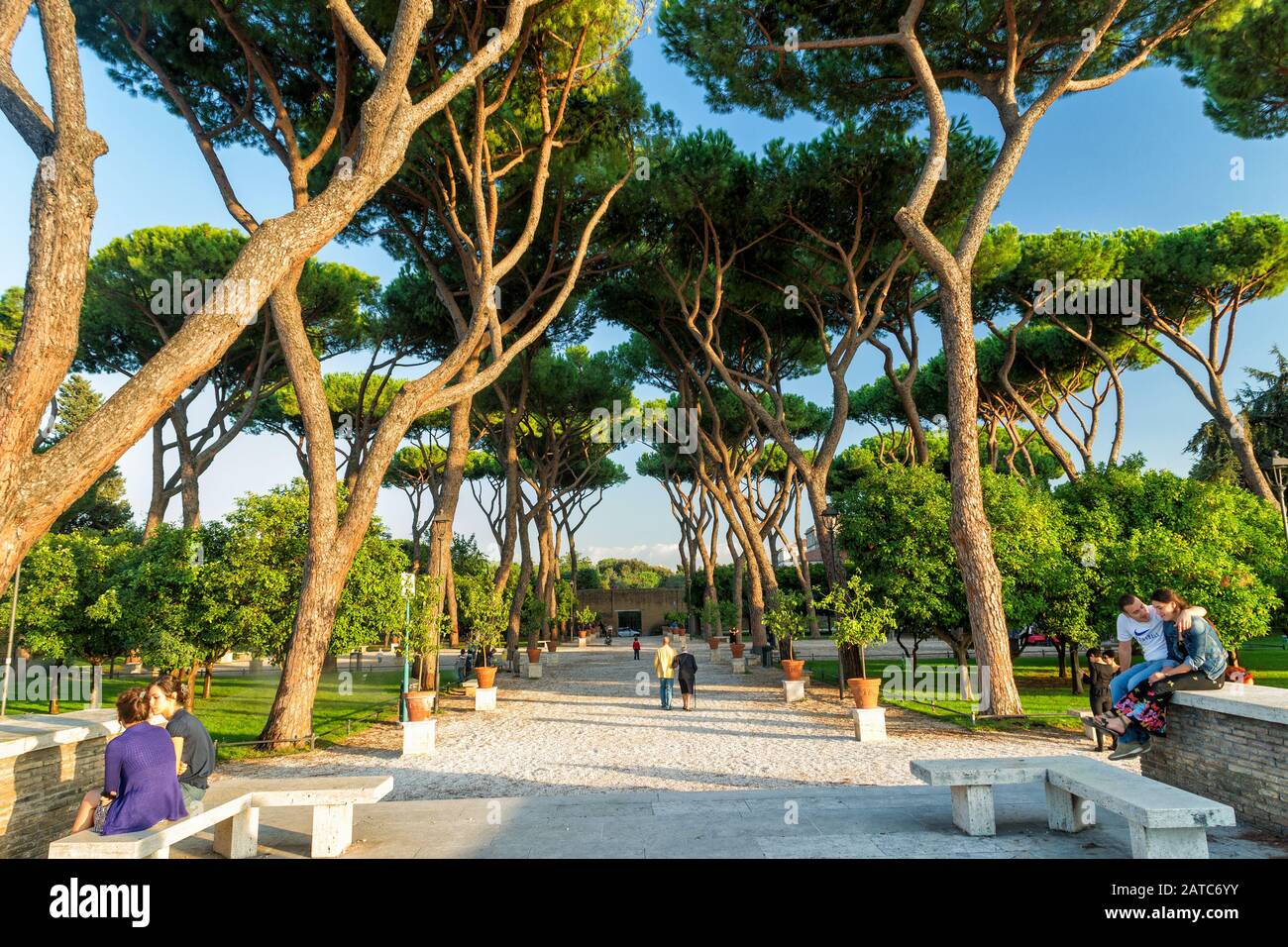 Roma, ITALIA - 3 OTTOBRE 2012: Parco sul colle Aventino. Si tratta di un posto bello e tranquillo nel centro di Roma per passeggiate e viaggi di piacere Foto Stock