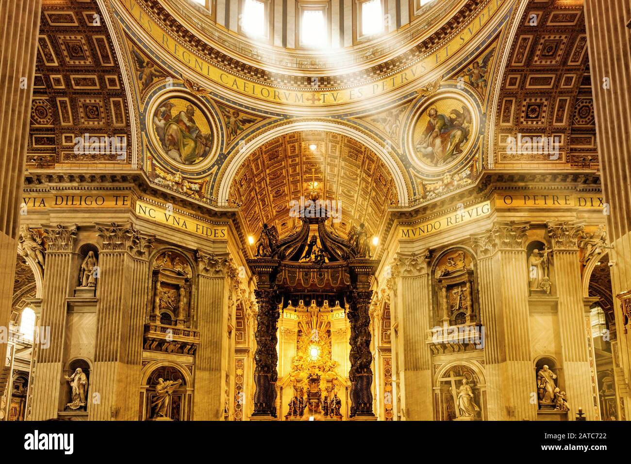 Roma, ITALIA - 12 MAGGIO 2014: Interno della Basilica di San Pietro. La Basilica di San Pietro è una delle principali attrazioni turistiche di Roma. Foto Stock