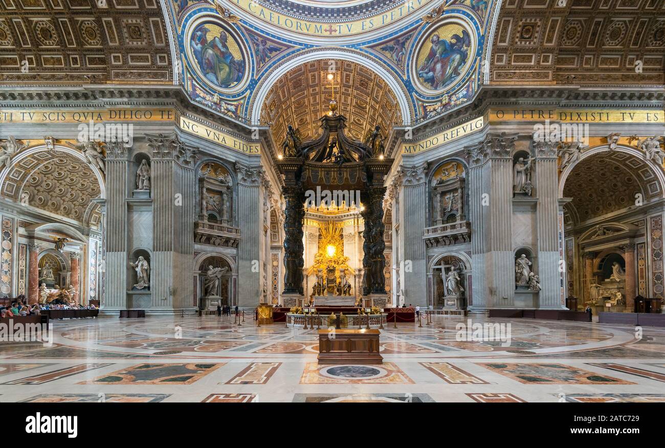 Roma, ITALIA - 12 MAGGIO 2014: Interno della Basilica di San Pietro. La Basilica di San Pietro è una delle principali attrazioni turistiche di Roma. Foto Stock