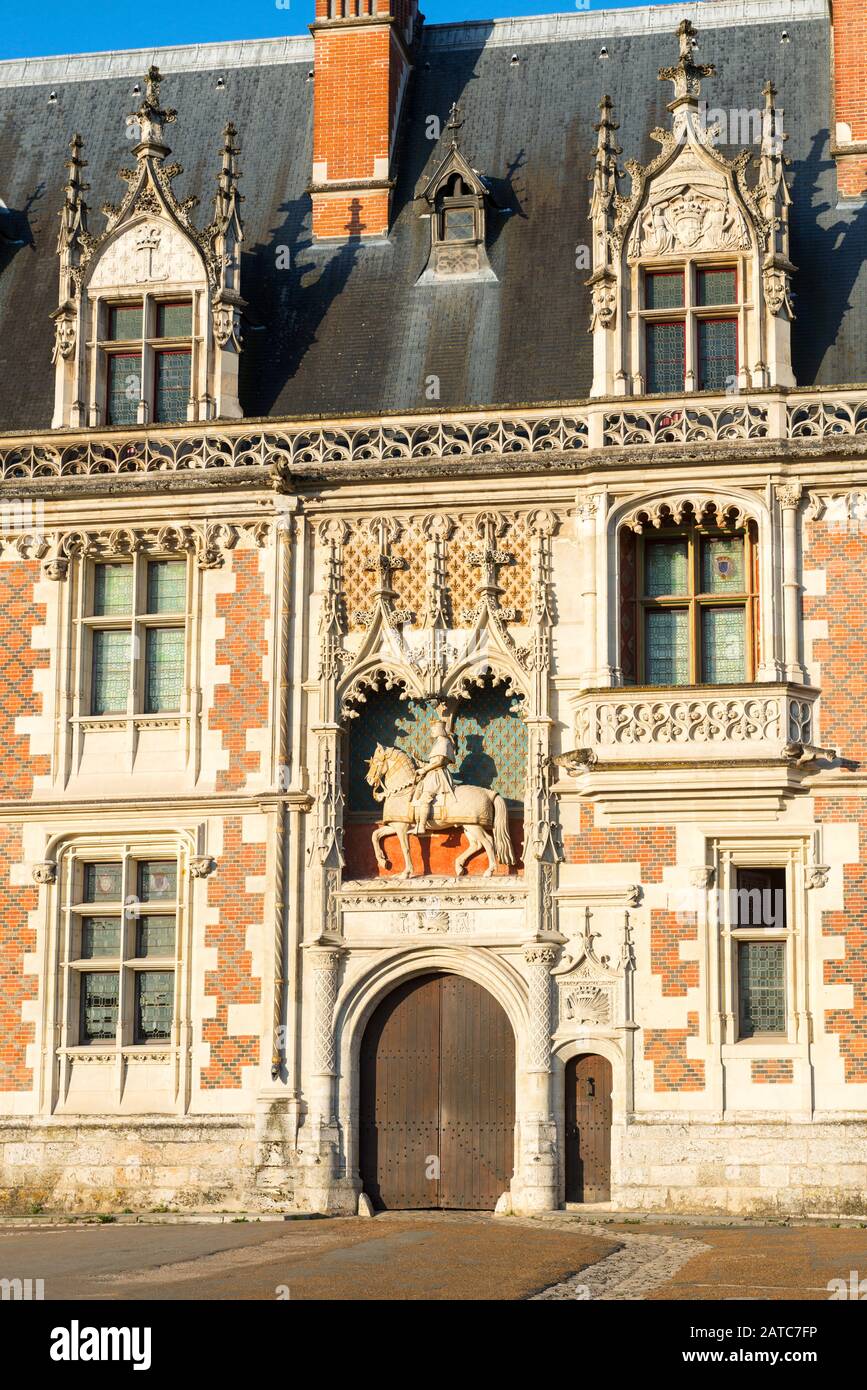 Il castello di Blois: La facciata dell'ala Luigi XII. Questo antico palazzo reale si trova nella Valle della Loira, nel centro della città di Blois, Franc Foto Stock