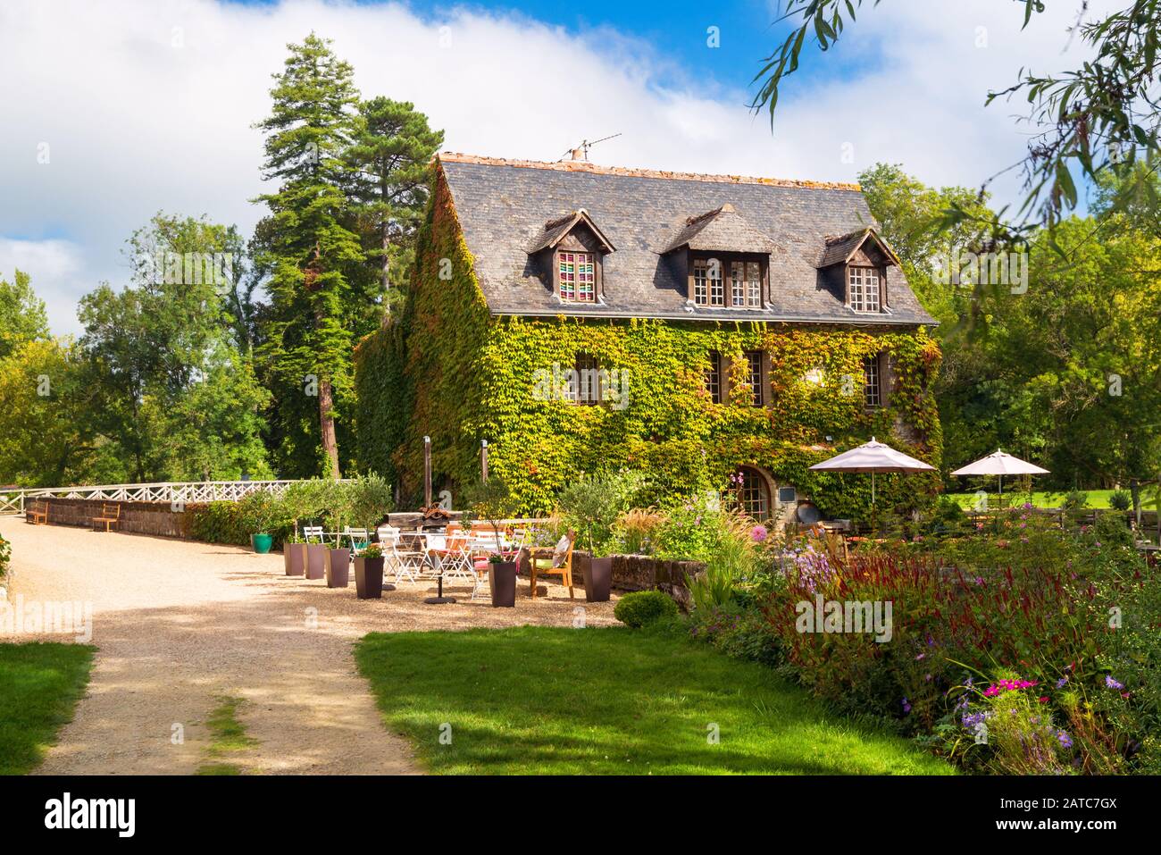 Pittoresca casa vicino al castello di l'Islette, Francia. Questo castello rinascimentale si trova nella Valle della Loira, è stato costruito nel 16th secolo e si trova Foto Stock