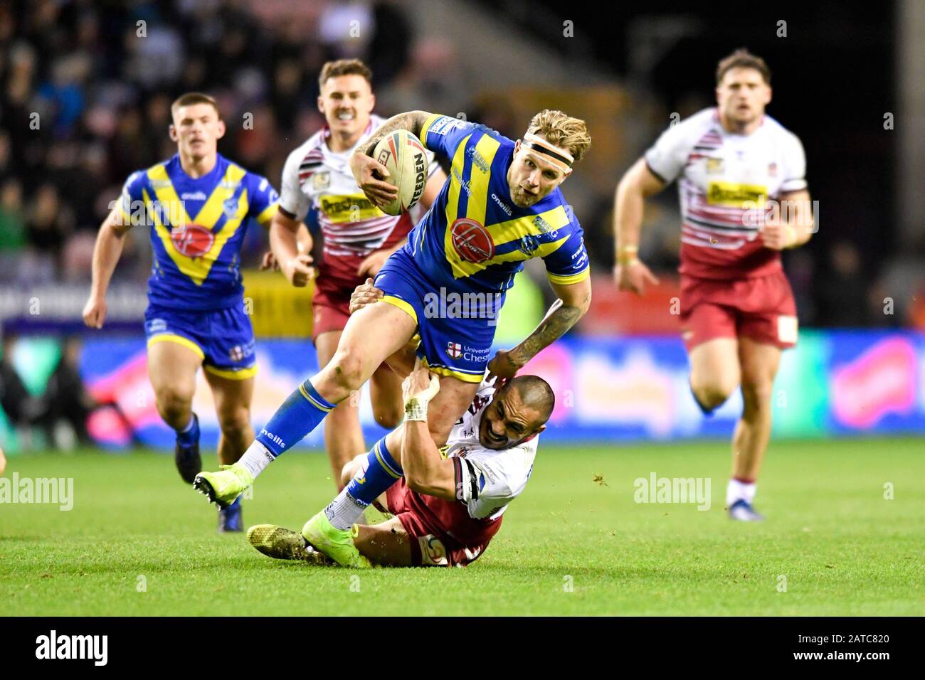 30th Gennaio 2020, Dw Stadium, Wigan, Inghilterra; Betfred Super League, Wigan Warriors / Warrington Wolves : Thomas Leuluai (7) Di Wigan Warriors Si Occupa Di Blake Austin (6) Di Warrington Wolves Foto Stock