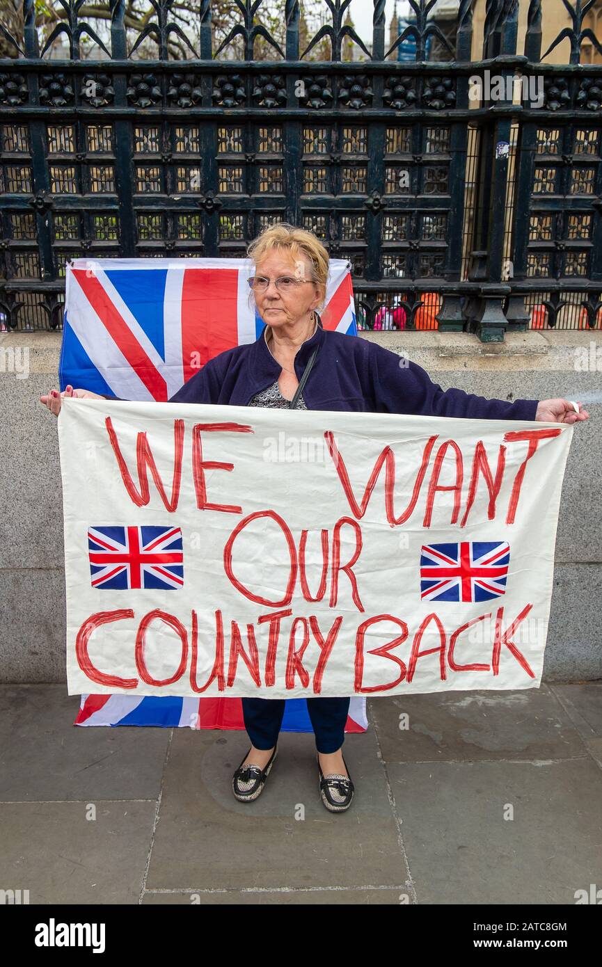 Westminster, Londra, Regno Unito. 1st maggio 2019. Una signora attivista Del Congedo per Brexit sostiene un cartello vogliamo che il nostro Paese sia di ritorno. Credito: Maureen Mclean/Alamy Foto Stock