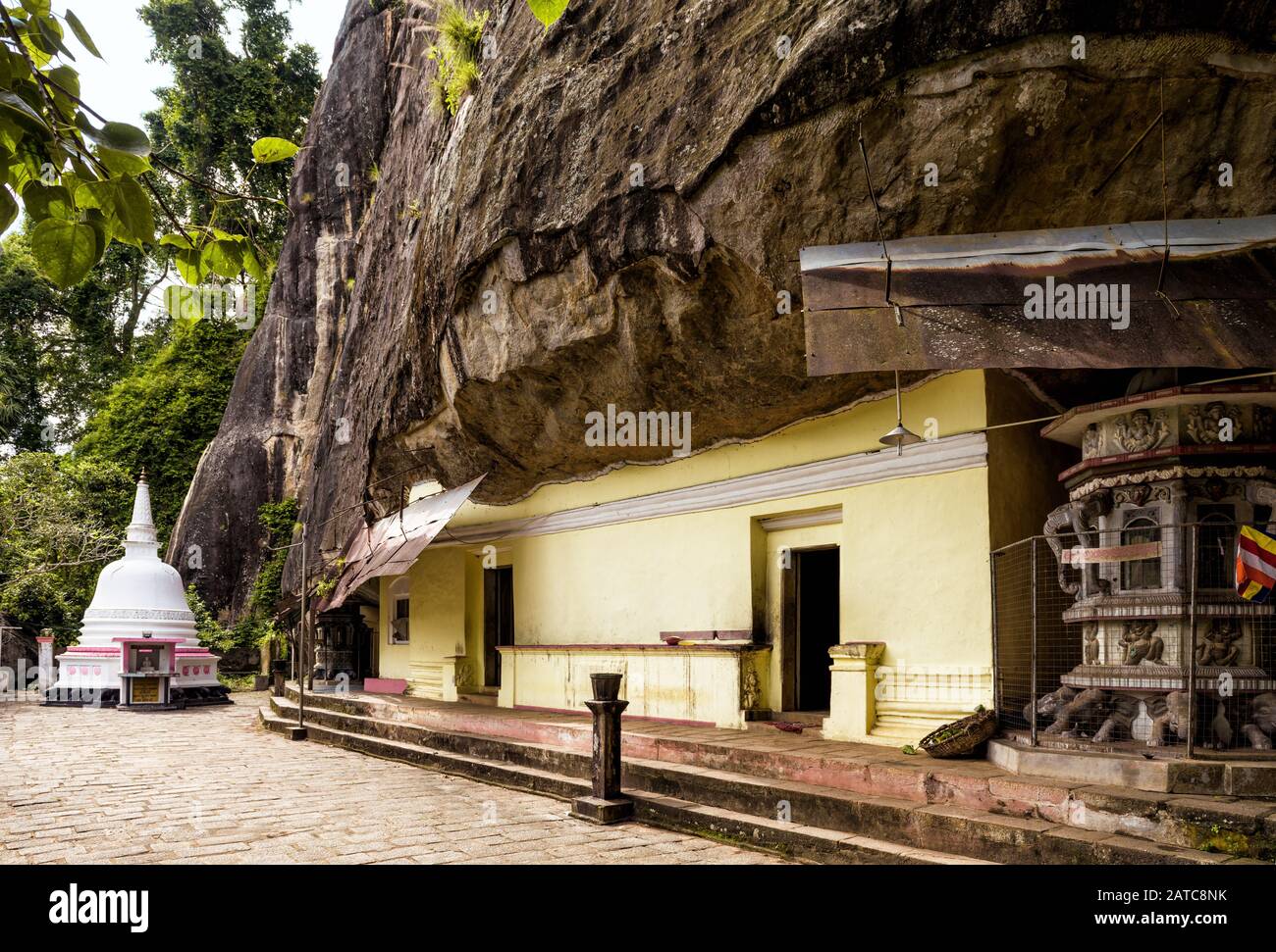 Mulkirigala Raja Maha Vihara è un antico tempio buddista grotta in Sri Lanka Foto Stock