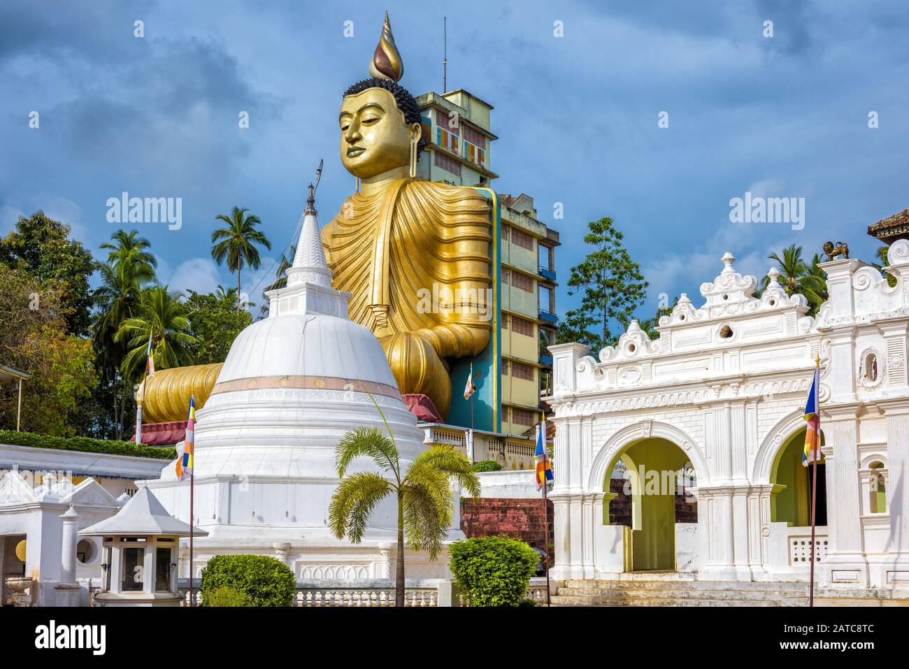 Wewurukannala tempio buddista di Dickwella, Sri Lanka. Una grande statua di Buddha a sedere alta 50m è la più grande dello Sri Lanka. Terra storica e religiosa Foto Stock