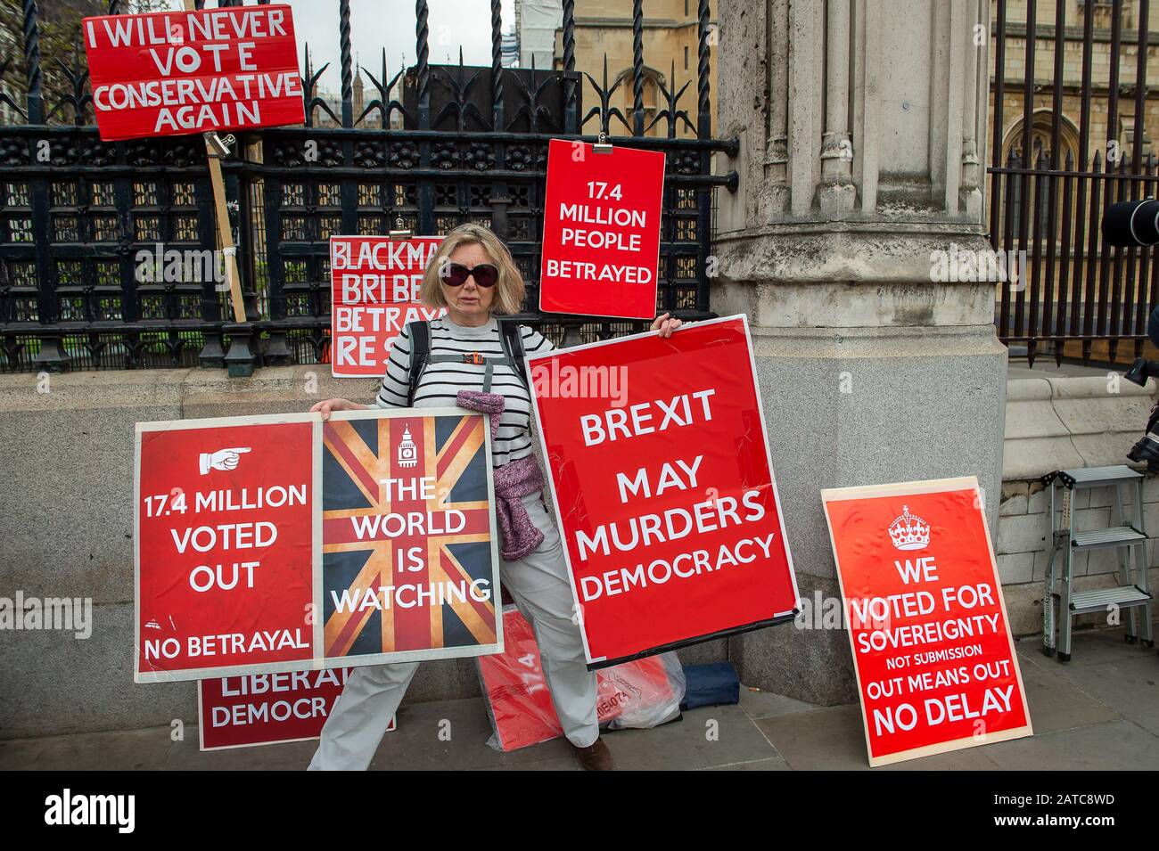 Westminster, Londra, Regno Unito. 1st maggio 2019. Brexit Lascia attivisti e segnali. Credito: Maureen Mclean/Alamy Foto Stock