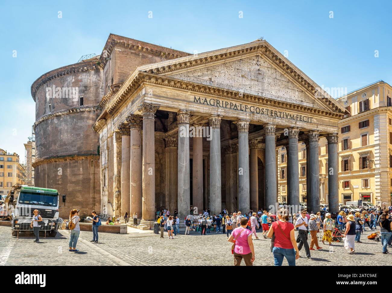 Roma – 9 maggio 2014: La gente visita il Pantheon di Roma. Il vecchio Pantheon romano è una delle principali attrazioni turistiche di Roma. Resti di architettura Foto Stock