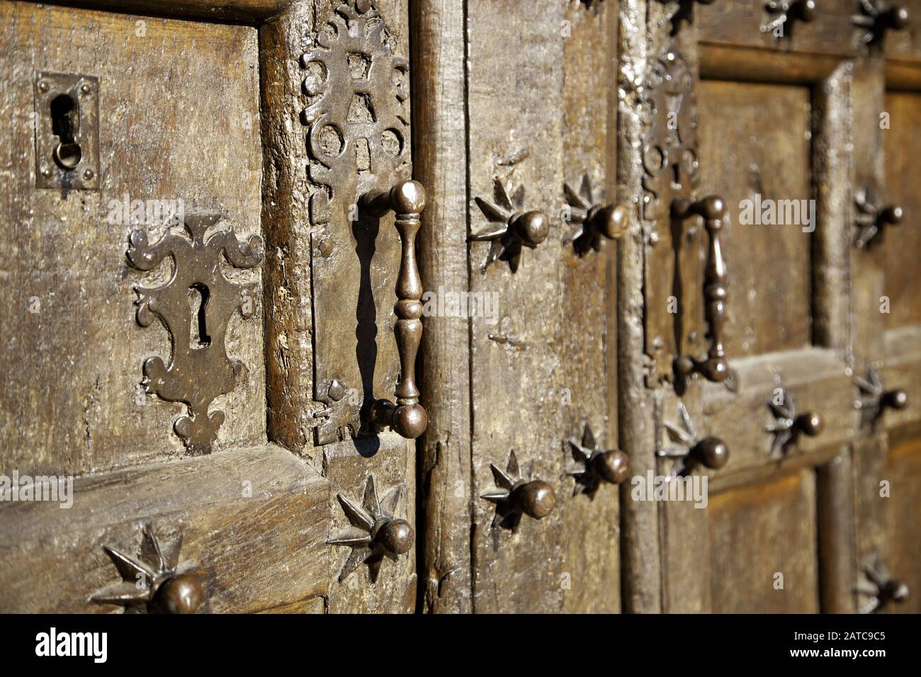 Porta in legno con serratura antica, costruzione e architettura Foto Stock