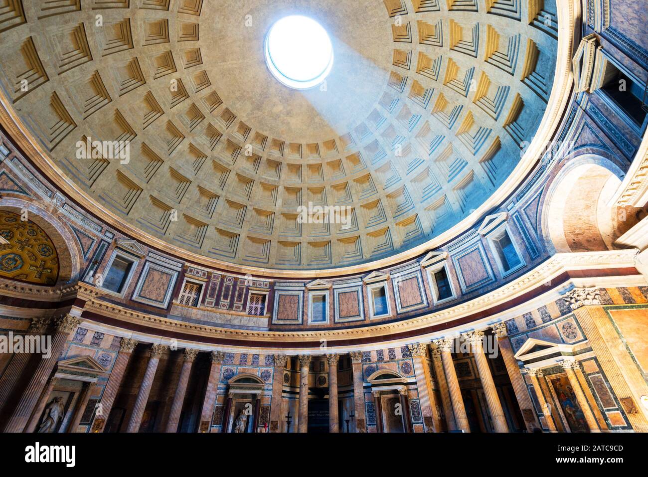 Interno del Pantheon con il famoso raggio di luce dall'alto, Roma, Italia Foto Stock