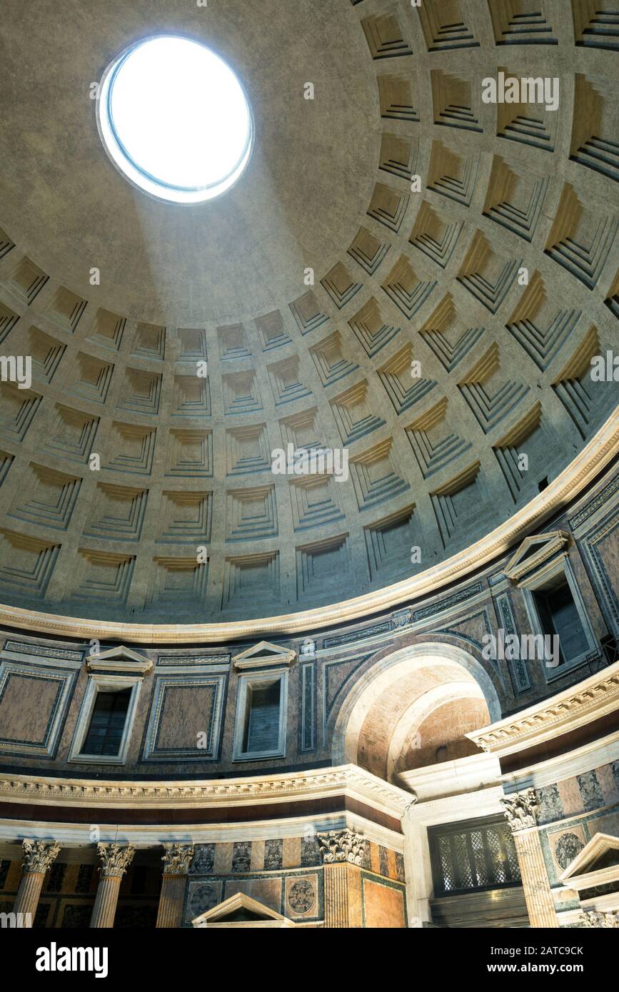 Interno del Pantheon di Roma con il famoso raggio di luce dalla cima, Italia Foto Stock