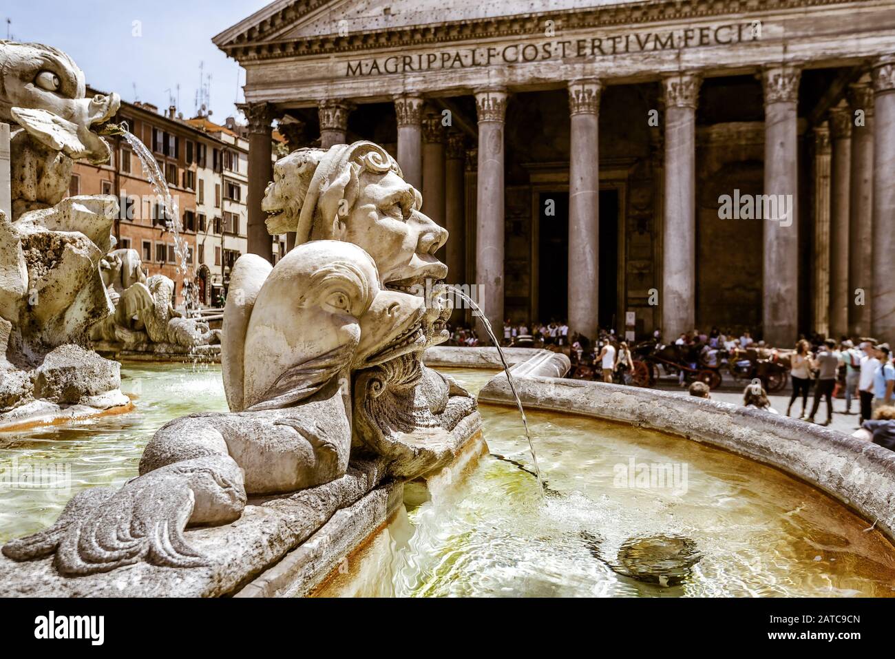 Fontana barocca di fronte al Pantheon in Piazza della rotonda a Roma Foto Stock