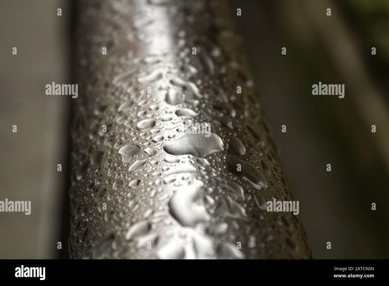 Gocce di metallo, pioggia e acqua temporanea, texture e lo sfondo Foto Stock