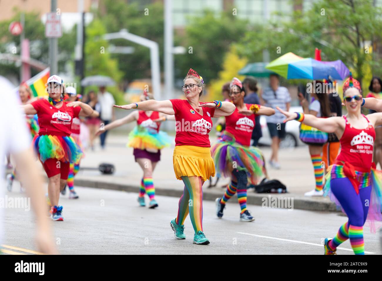 Cincinnati, Ohio, USA - 22 giugno 2019: La Cincinnati Pride Parade, membri delle Red Hot Dancing Queens che si esibiscono alla parata Foto Stock