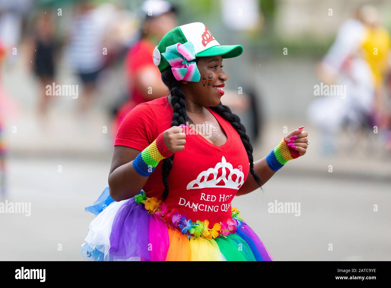 Cincinnati, Ohio, USA - 22 giugno 2019: La Cincinnati Pride Parade, membri delle Red Hot Dancing Queens che si esibiscono alla parata Foto Stock