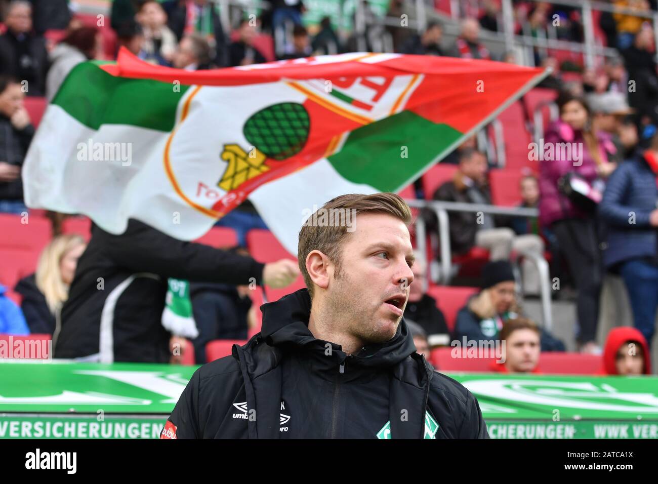 Florian KOHFELDT (allenatore Werder Brema) di fronte ad una bandiera Augsburg, bandiera con lo stemma del club. Immagine singola, singolo motivo tagliato, ritratto, ritratto, ritratto. Calcio 1.Bundesliga, 20.matchday, matchday20, FC Augsburg (A) -SV Werder Bremen (HB) 2-1, il 01.02.2020 ad Augsburg, WWKARENA, DFL REGOLAMENTI PROIBISCONO QUALSIASI USO DI FOTOGRAFIE COME SEQUENZE DI IMMAGINI E/O QUASI-VIDEO. | utilizzo in tutto il mondo Foto Stock